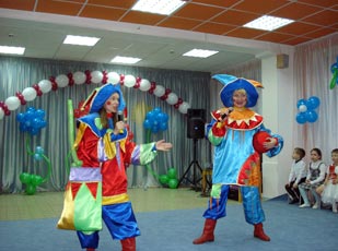 Праздник для детей, весёлые скоморохи, игровые программы для детей со скоморохами, клоуны, развлекательная программа для детей, спектакли для детей, шоу-группа Лукоморье Праздник для детей, весёлые скоморохи, игровые программы для детей со скоморохами, клоуны, развлекательная программа для детей, спектакли для детей, шоу-группа Лукоморье