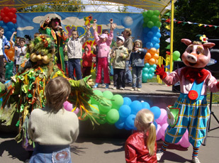 Клоуны на День защиты детей. Украшение шарами.