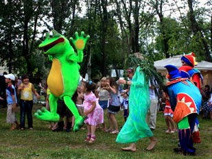 Ростовые куклы, скоморохи, фольклорный ансамбль, ходулисты на праздник. Ростовые куклы, скоморохи, фольклорный ансамбль, ходулисты на праздник.