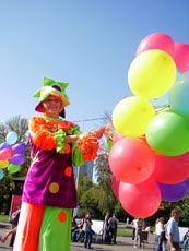 Ходулисты в косюмах клоунов. Скоморохи на ходулях. Ходулисты на массовый праздник. Ходулисты в косюмах клоунов. Скоморохи на ходулях. Ходулисты на массовый праздник.